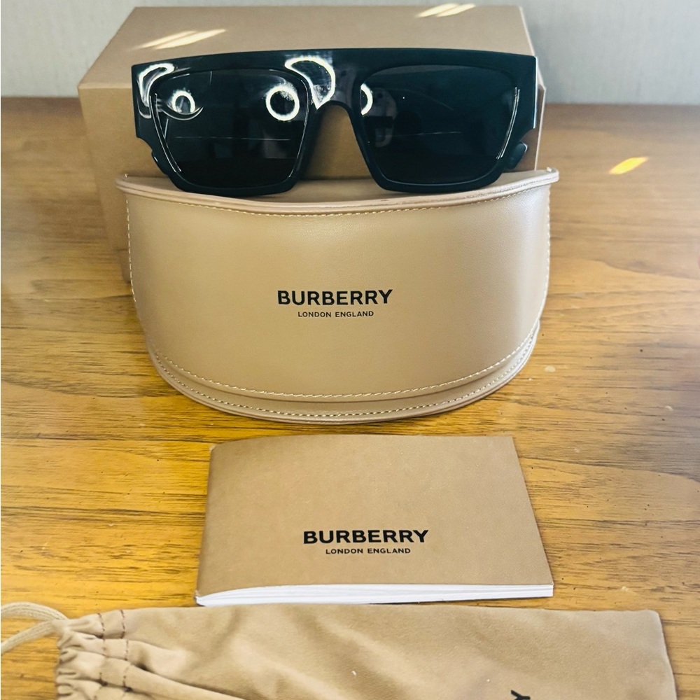 🕶️Burberry Sleek Black  sunglasses